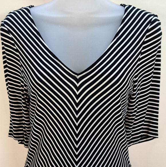 Cable & Gauge Black & White Striped Peplum Top Medium Women's Stretch V Neck - Picture 2 of 12